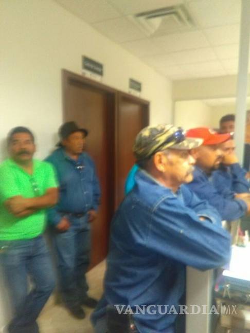 $!Realizan paro de labores trabajadores de Parques y Jardines de Torreón