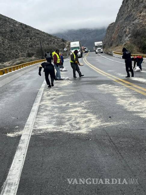 $!Autoridades colocan sal en puentes vehiculares para prevenir nuevos accidentes.