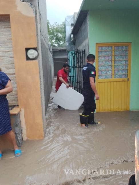 Tormenta inunda calles de Monclova; deja casas inundadas y automóviles varados