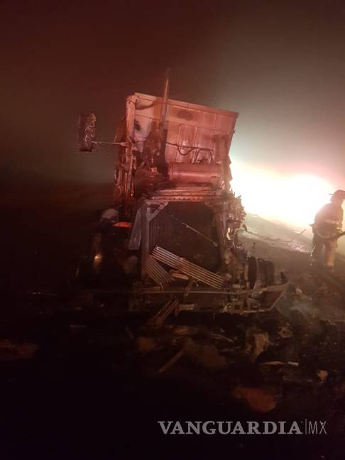 $!Explota pipa con combustible en la Saltillo-Torreón