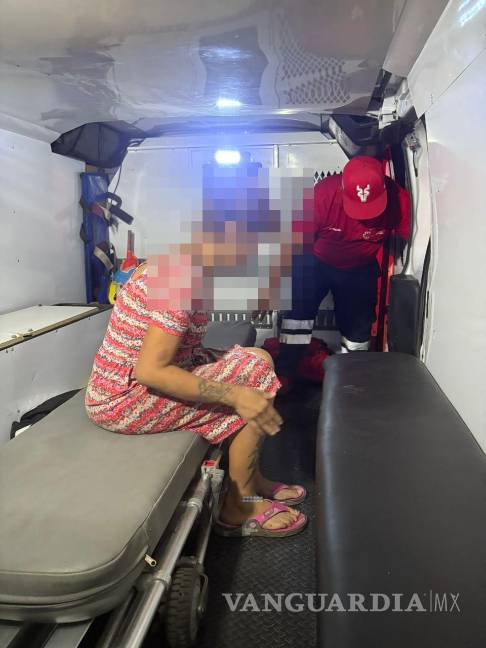 $!Elementos del Grupo de Rescate y Urgencias Médicas (GRUM) trasladaron a la mujer al Hospital Amparo Pape para recibir atención por las lesiones sufridas.