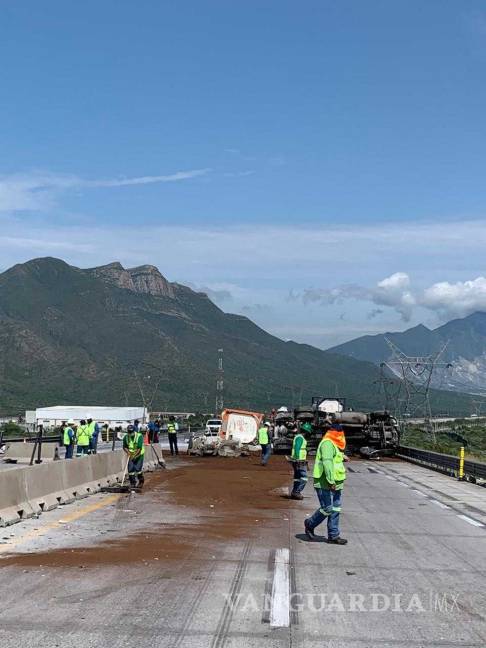 $!Reabren autopista Saltillo-Monterrey en ambos sentidos tras accidente de tráiler