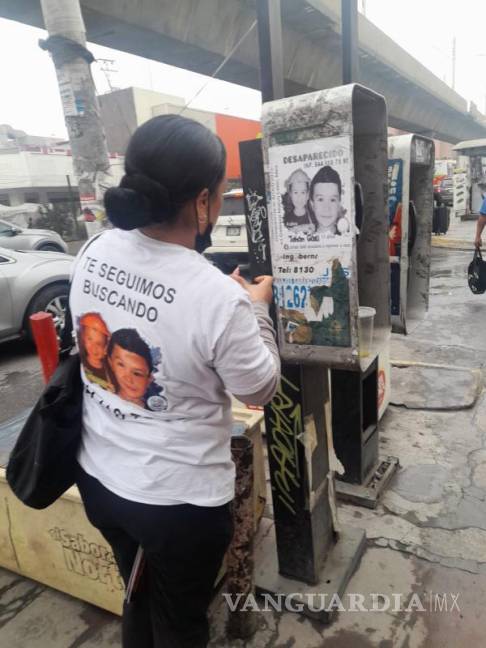 $!Miguel Cardona y Yahaira de la Cruz, padres de Johan Gael, continúan su búsqueda incansable, pegando carteles y repartiendo calendarios para mantener la conciencia pública sobre el caso.