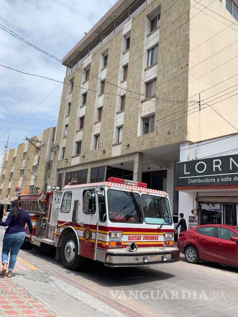 $!Personal de Bomberos atiende la situación de riesgo en la Zona Centro.