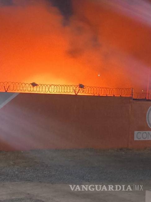 $!Vecinos temían que el incendio alcanzara una gasera cercana y alertaron a las autoridades.