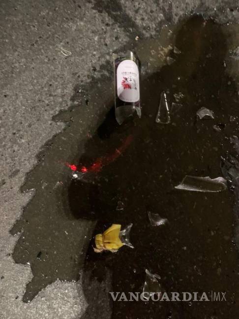 $!Una botella de alcohol quedó como evidencia en la zona del accidente, donde se investiga si el consumo influyó en la pérdida de control del vehículo.