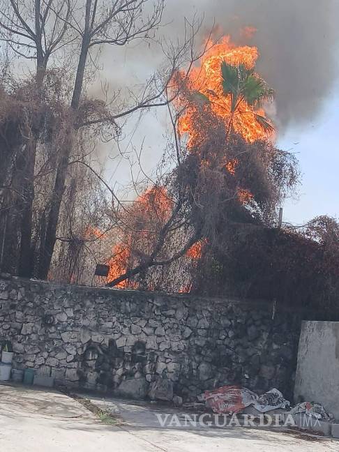 $!Vecinos de la colonia Industrial alertaron a las autoridades sobre el nuevo siniestro, que ocurrió en el mismo punto del incendio del viernes.