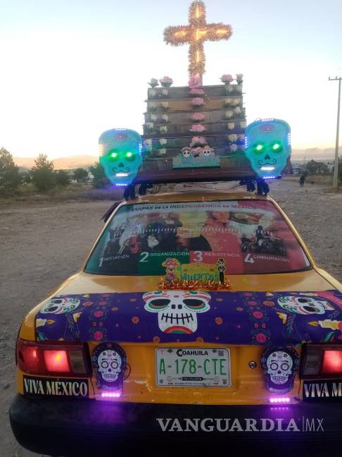 $!El altar rodante del Día de Muertos incluye flores de cempasúchil, papel picado y velas simuladas.