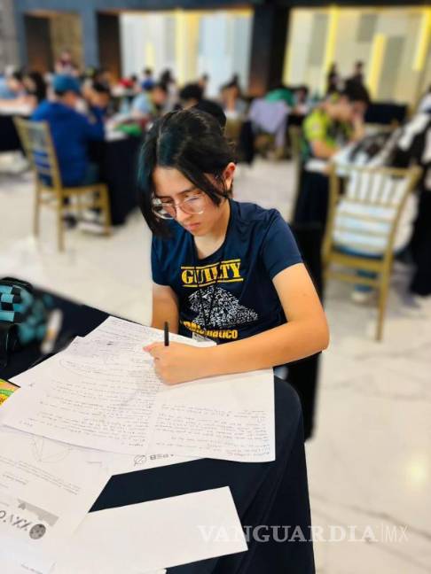 $!Valeria, estudiante del Instituto Latinoamericano de Saltillo, dedicó más de 300 horas de preparación junto a su maestro y compañera.