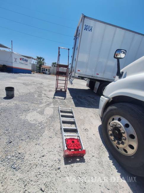 Pierde la vida al caer instalando un anuncio en Ramos Arizpe