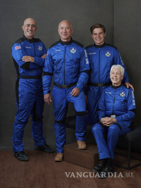 $!Histórica tripulación regresa con Jeff Bezos a la tierra después de viajar al espacio
