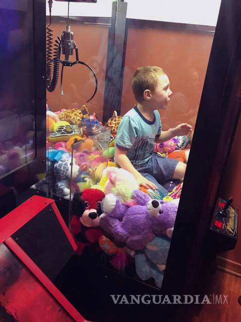 Niño queda atrapado en una máquina expendedora de Florida