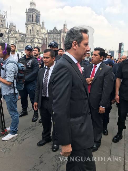 $!Enrique Peña Nieto rinde último informe entre lágrimas; describió un México “próspero y estable” critican expertos