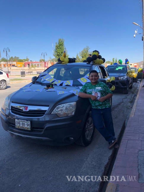 $!Celebran graduación en autos los alumnos de la Escuela Coahuila