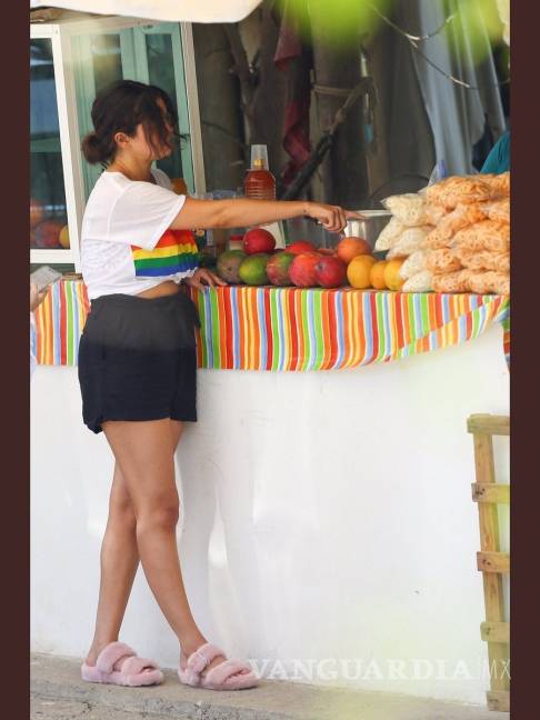$!Selena Gomez compra unos 'duritos' con salsa durante su estancia en Sayulita