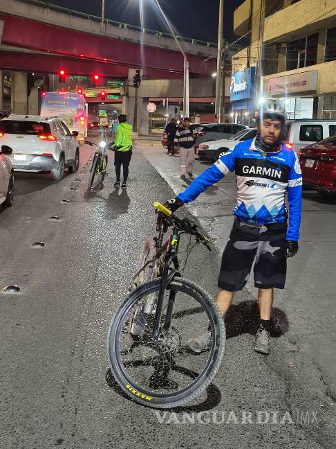 $!La protesta transcurrió de manera pacífica, apoyada por elementos de vialidad para mantener el flujo vehicular.