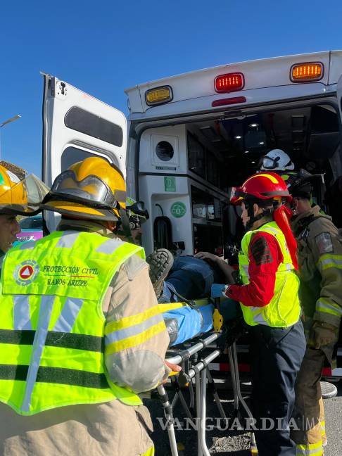 Mujer resulta herida tras volcar en el libramiento, en Ramos Arizpe