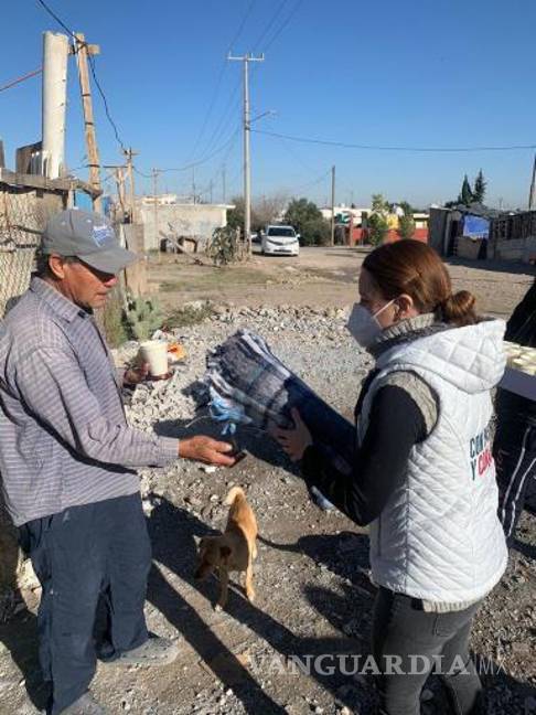 Entrega diputada de Saltillo, María Bárbara Cepeda, alimentos y cobijas a familias vulnerables
