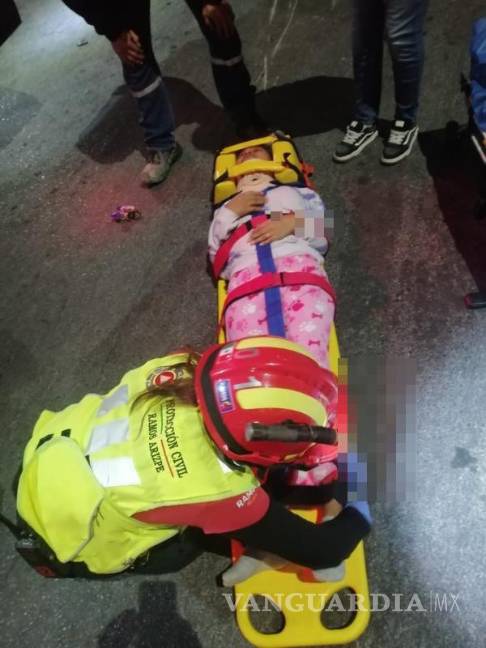 $!Socorristas trasladan a la mujer de 20 años al Hospital General en código amarillo.