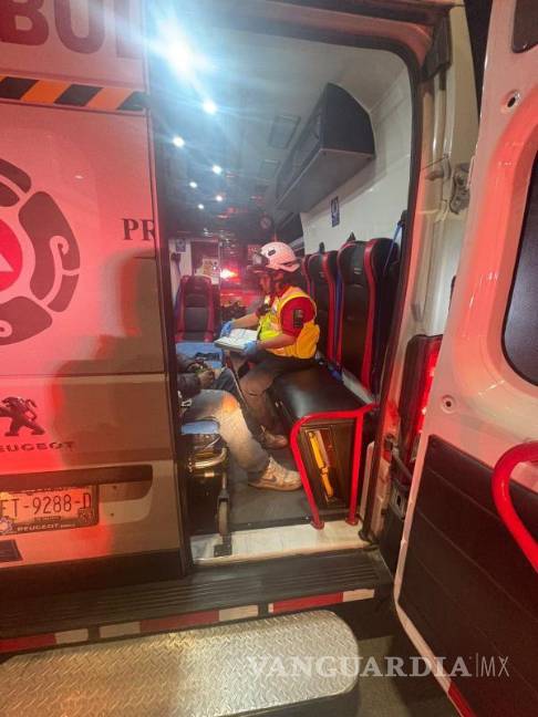 $!Paramédicos atendieron al motociclista en el lugar del accidente antes de trasladarlo a un hospital para su valoración médica.