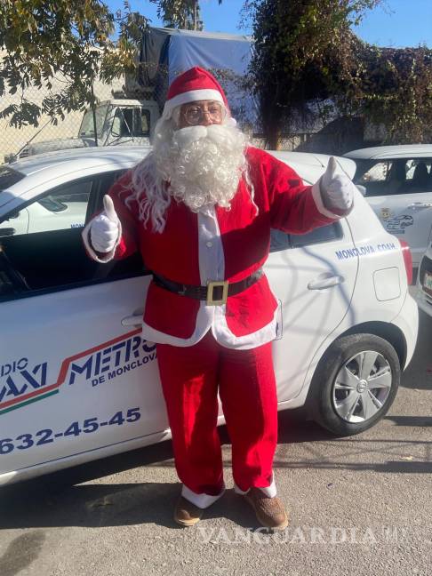 $!Este Santa Claus monclovense, cambió los renos por un taxi.