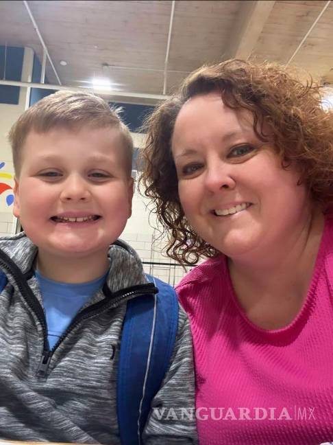 $!sta imagen proporcionada por Holly LaFavers muestra a Holly LaFavers posando para una foto con su hijo Liam, de 8 años en Lexington, Kentucky.