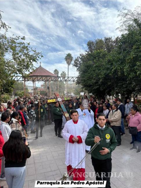 $!Feligreses atraviesan la Puerta Jubilar en la parroquia San Pedro Apóstol, marcando el inicio del Año Santo.