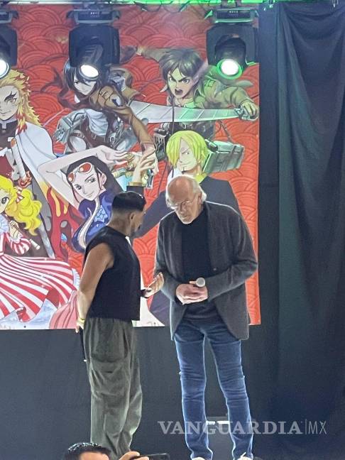 Enloquece el ‘Doc Brown’ a los fanáticos de ‘Volver al Futuro’, en Monterrey