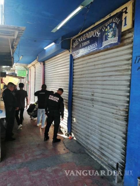 $!Personal municipal colocó sellos de clausura en un bar del sector Alianza por la venta de tequila y mezcal adulterados.