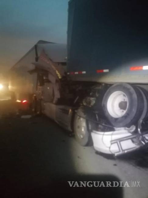 $!El tráiler quedó atrapado debajo de las llantas traseras de otro vehículo de carga tras el accidente en la carretera Monterrey-Saltillo.