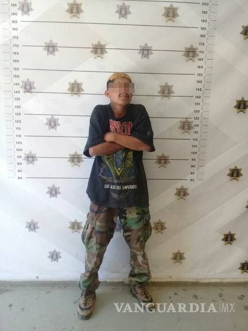 $!Policías detienen a lavacoches en pleno Centro Histórico de Saltillo y ciudadanos lo defienden sin saber que había robado un Seven
