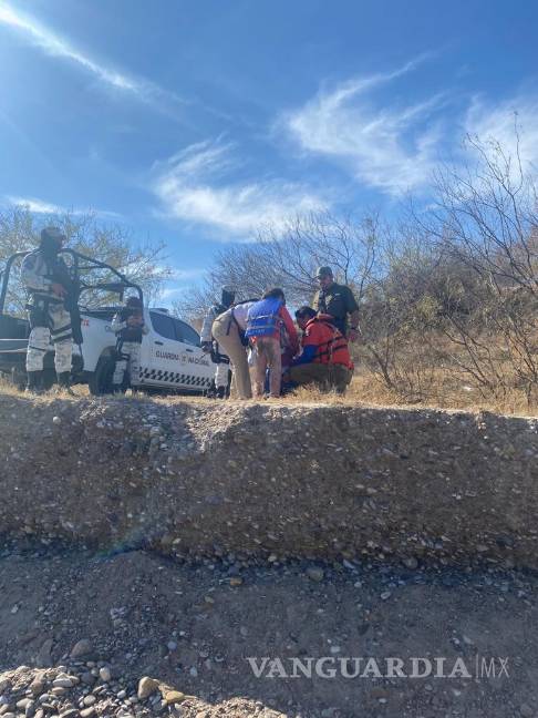 $!En la aeronave se les proporcionaron chalecos salvavidas y se verificó su estado de salud.