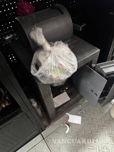 Empleada de tienda de conveniencia saquea caja fuerte para depositar dinero en distintas cuentas, en NL