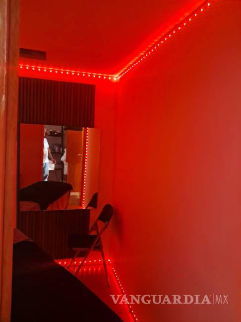 $!Autoridades levantan el acta de clausura mientras vecinos observan el procedimiento.