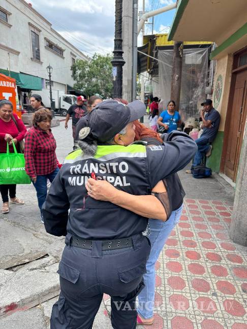 $!La Comisaría de Seguridad reforzó su labor de proximidad social a través de esta jornada especial que incluyó serenatas, flores y convivencia.