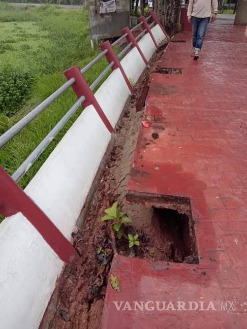 $!Según un habitante advirtieron a la empresa que eso iba a ocurrir porque no lo estaban haciendo con material de buena calidad y desconocían las condiciones del clima de la región.