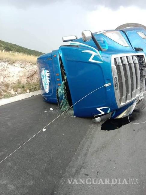 Tráiler vuelca y esparce kilos de mango, en Saltillo