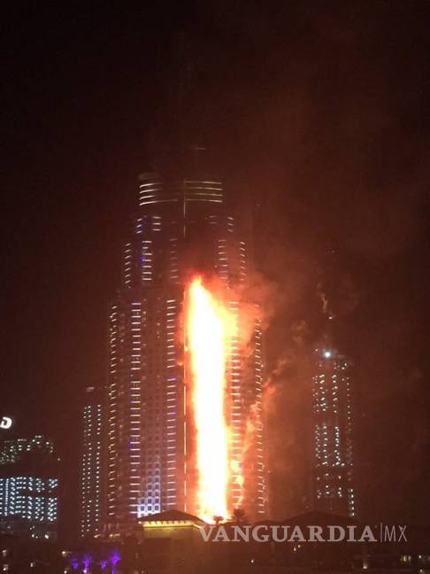 $!Un gran incendio devora un rascacielos en Dubái