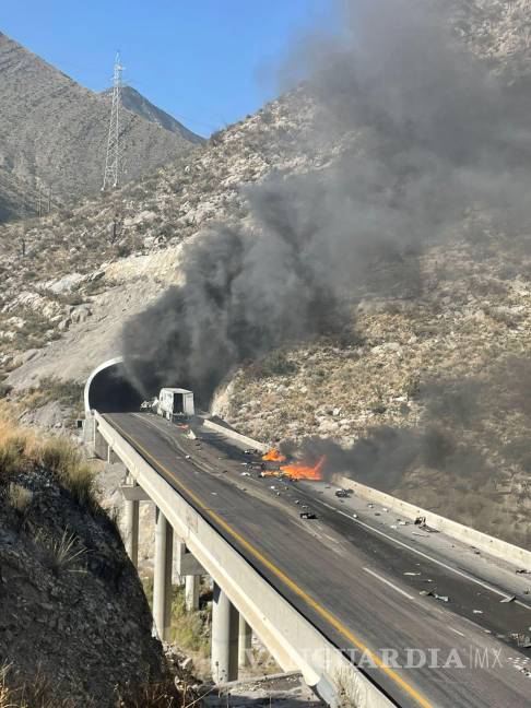 $!Elementos de la Guardia Nacional supervisan la zona del accidente mientras se realizan las diligencias por parte de la Fiscalía General del Estado.