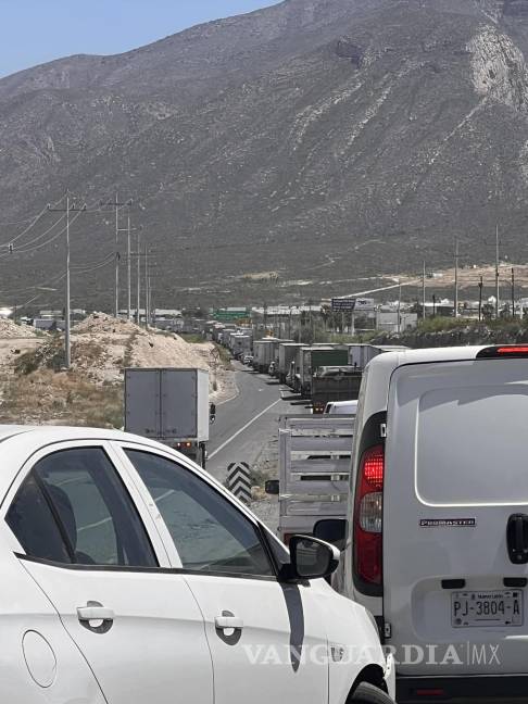 $!Ooootra vez: colapsan carreteras libre y de cuota entre Monterrey y Saltillo