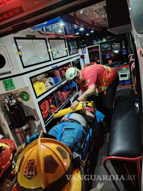 $!Paramédicos de Protección Civil y bomberos prestaron auxilio a los lesionados en el lugar del percance.