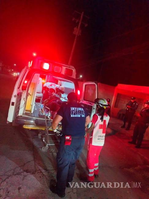 $!Paramédicos trasladaron al hombre a un centro de salud, donde se confirmó que presentaba lesiones graves en órganos internos.