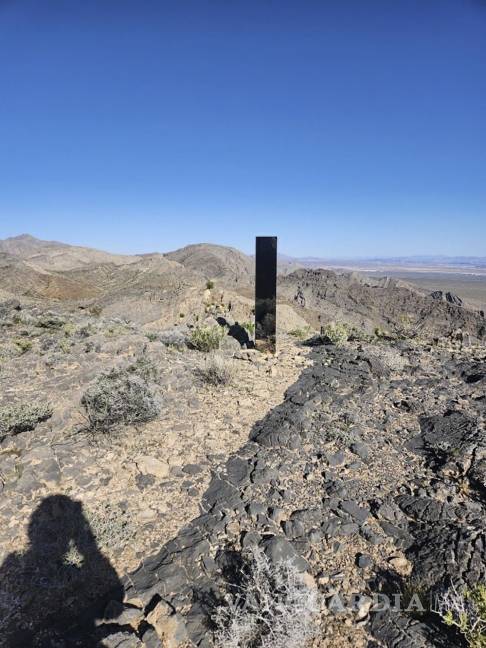 $!El monolito sobresale de las rocas en el pico de una montaña remota cerca de Las Vegas.