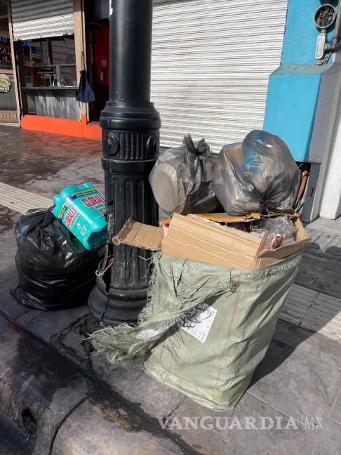 $!La basura invadió las calles de la zona centro de Saltillo.