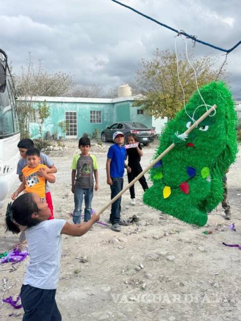 $!Piñatas y juegos llenaron de color las calles durante el recorrido festivo encabezado por la corporación.