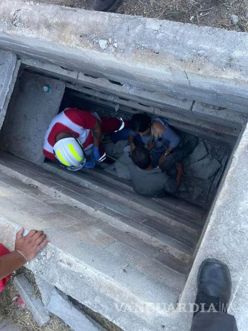 $!En esta tumba cayó la mujer a causa de la fragilidad que presenta su cubierta.