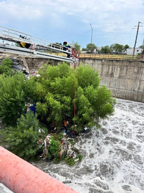 Lluvias causan encharcamientos, cierres viales y el rescate de dos personas, en Nuevo León
