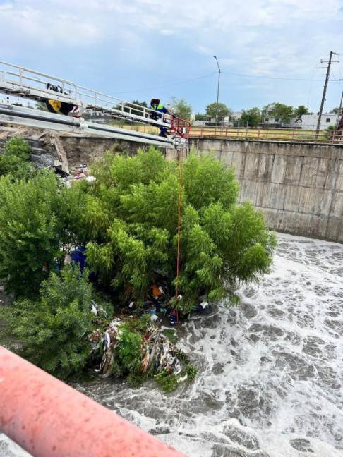 $!Lluvias causan encharcamientos, cierres viales y el rescate de dos personas, en Nuevo León