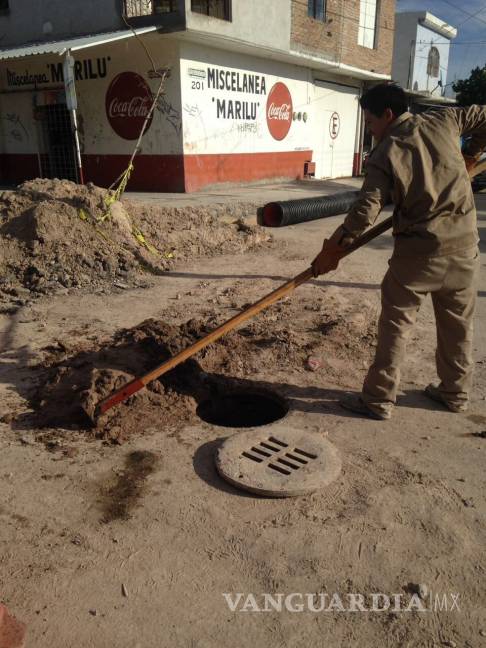 $!Limpian redes de drenaje en colonias de Torreón