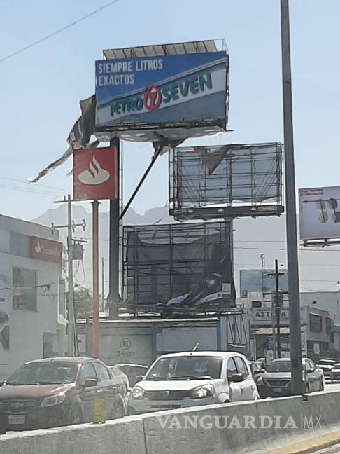 Fuertes vientos en Monterrey y su zona metropolitana dejan daños materiales